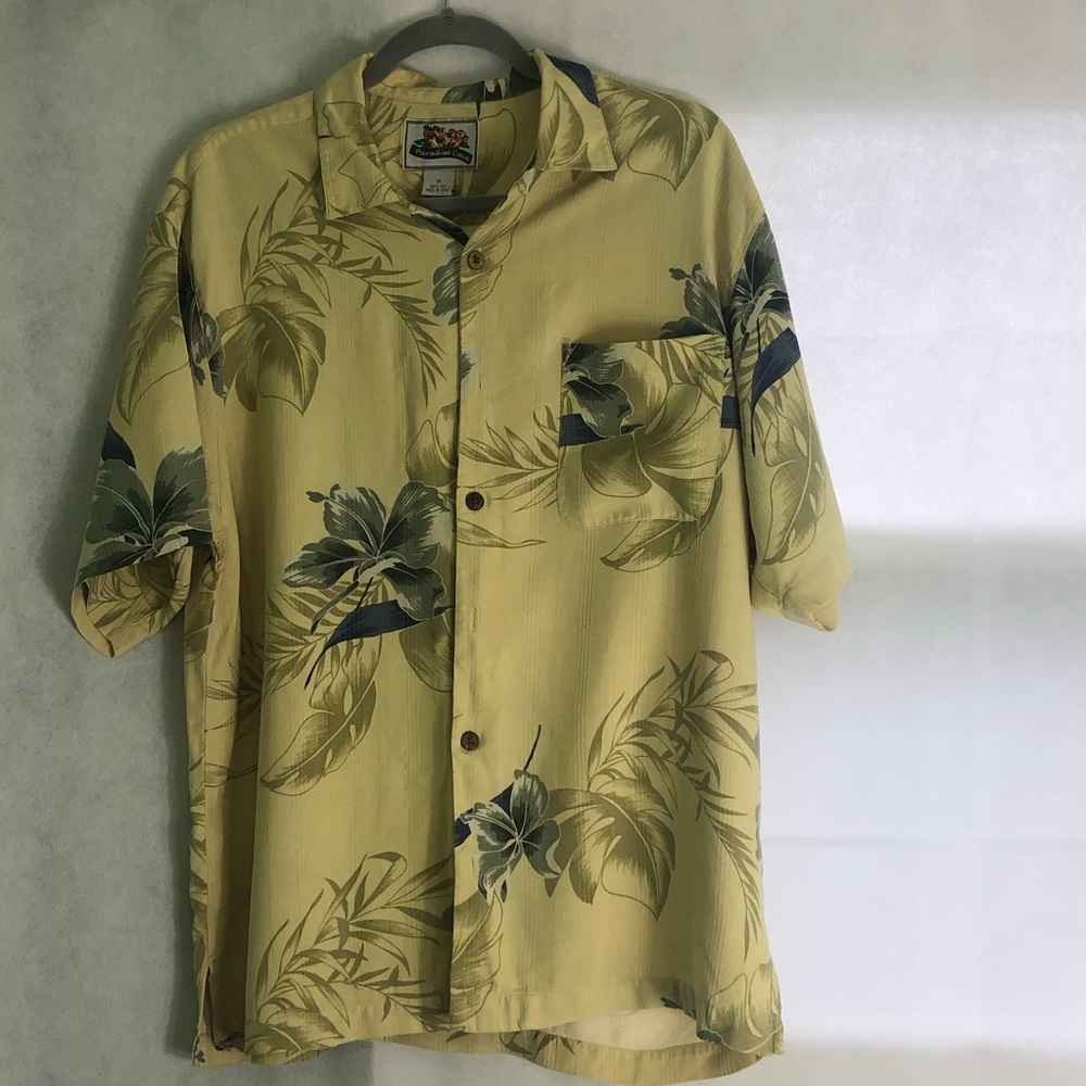 🍍 Paradise Cove Hawaiian 🌺 shirt size M